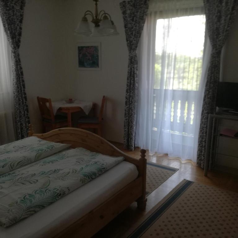 Gästehaus Schleich - Doppelzimmer mit Balkon - 2