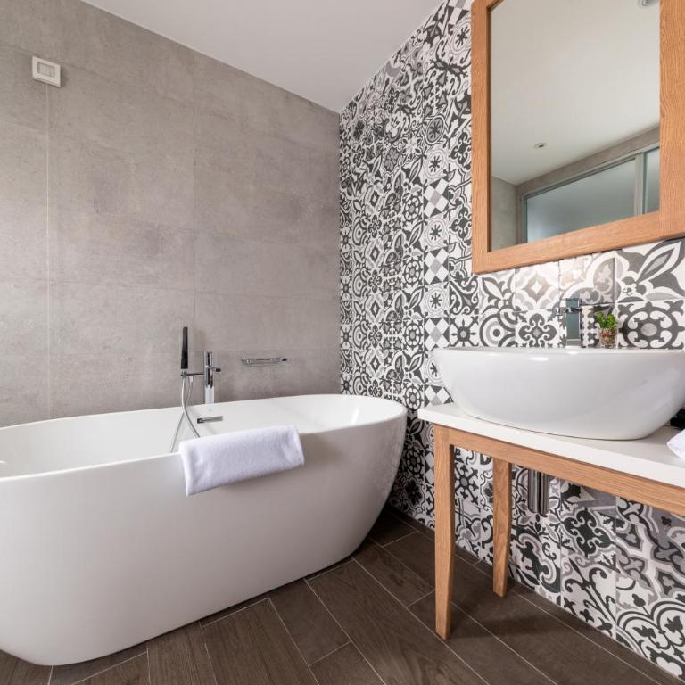 Hotel Eleven - Predsednički Apartman sa 2 Spavaće Sobe i Balkonom - 9