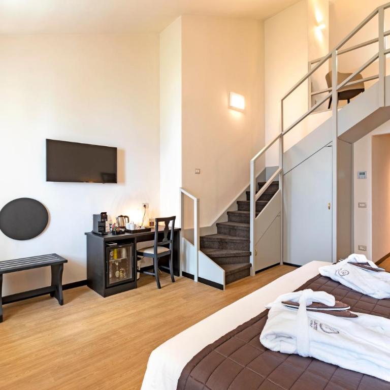 Hotel Villa Cipressi, by R Collection Hotels - Junior Suite with Lake View - 2