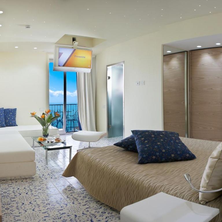Lloyd's Baia Hotel - Camera Familiare Superior con Vista Mare Parziale - 8