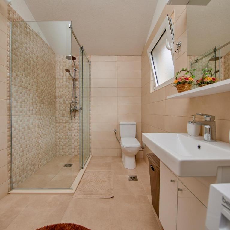 Passage Apartments - Apartment with Balcony - 4