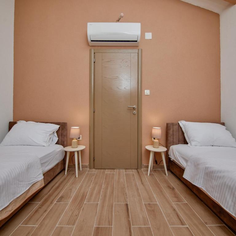 Passage Apartments - Apartment with Balcony - 9