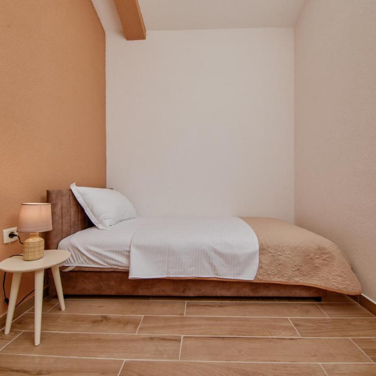 Passage Apartments - Apartment with Balcony - 10