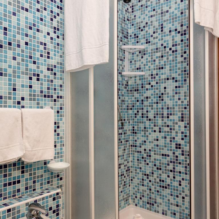 Sirmio Apartments - Primavera Stay - Basic Apartment with Balcony and Partial Lake View - 1