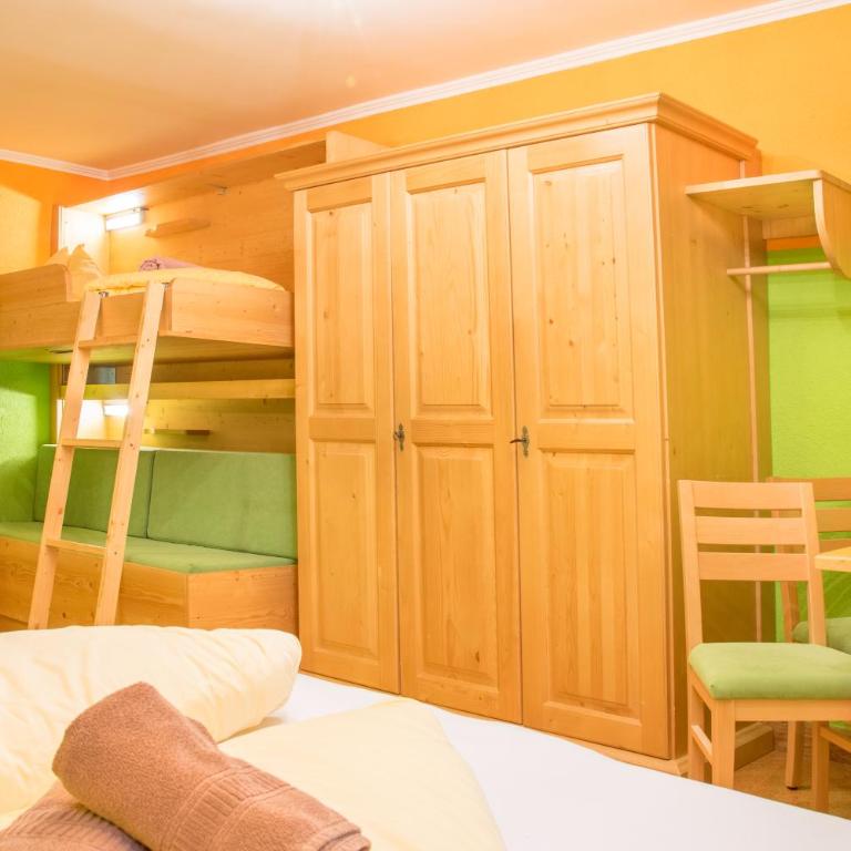 Hotel Gell - Familienzimmer (2 Erwachsene + 1 Kind) - 5