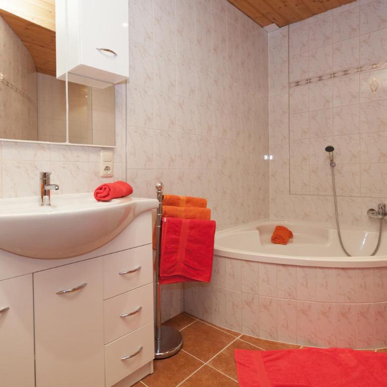 Ferienhaus Fleisch - Apartment mit 7 Schlafzimmern und Terrasse - 7