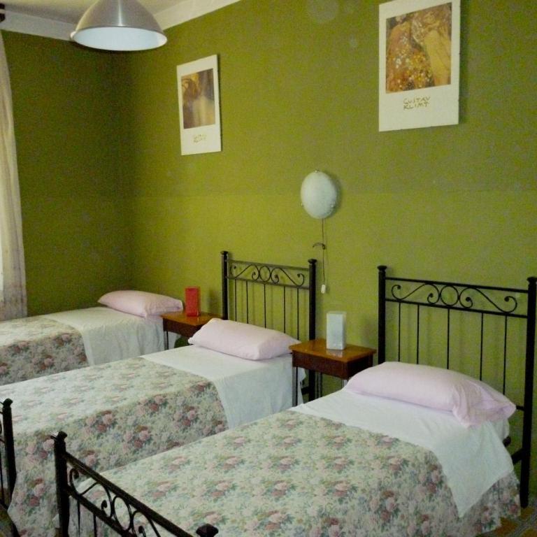 Hotel Giamaica for Girls & Ladies Only - Camera Tripla con Bagno in Comune - 1