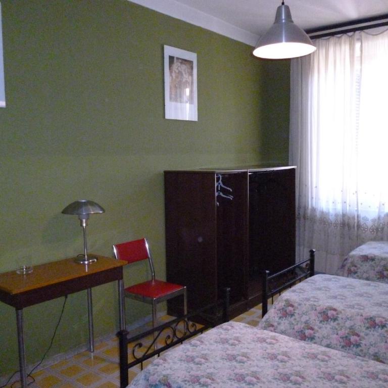 Hotel Giamaica for Girls & Ladies Only - Camera Tripla con Bagno in Comune - 2