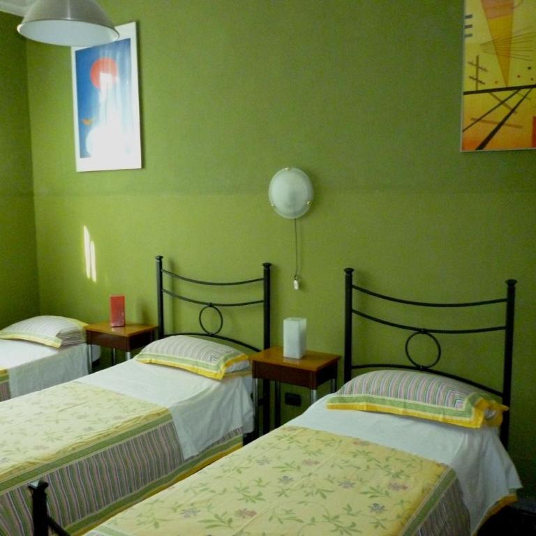 Hotel Giamaica for Girls & Ladies Only - Camera Tripla con Bagno in Comune - 3