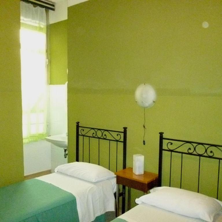 Hotel Giamaica for Girls & Ladies Only - Camera Doppia con Letti Singoli e Bagno in Comune - 7