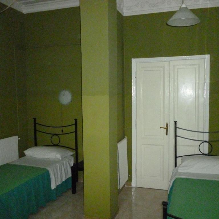 Hotel Giamaica for Girls & Ladies Only - Camera Doppia con Letti Singoli e Bagno in Comune - 9