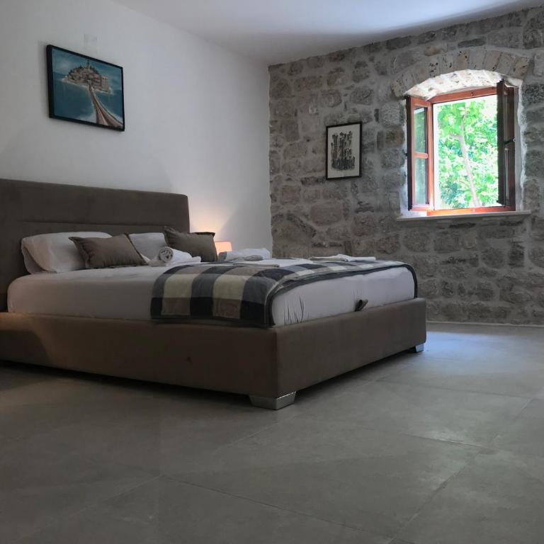Stone House 264 Beachfront Villa with Private Beach - Villa - 38
