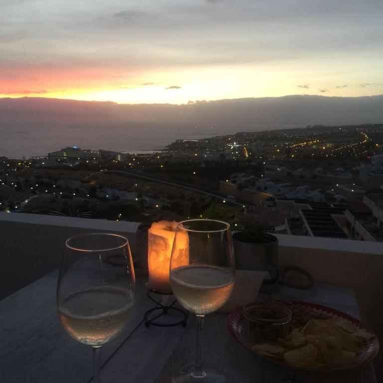 Views, international channels, A-C, pool, bar - Apartamento Estudio - 35