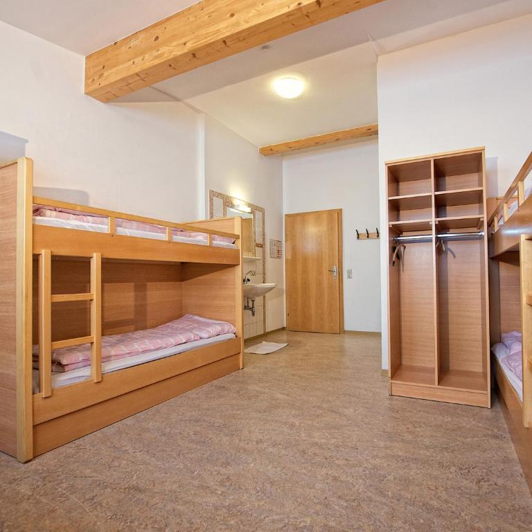Ski In-Ski Out - Gästehäuser Saalbach-Hinterglemm - Wallegghof Christianhof - Familienzimmer (6 Erwachsene) mit einem eigenen Badezimmer - 4