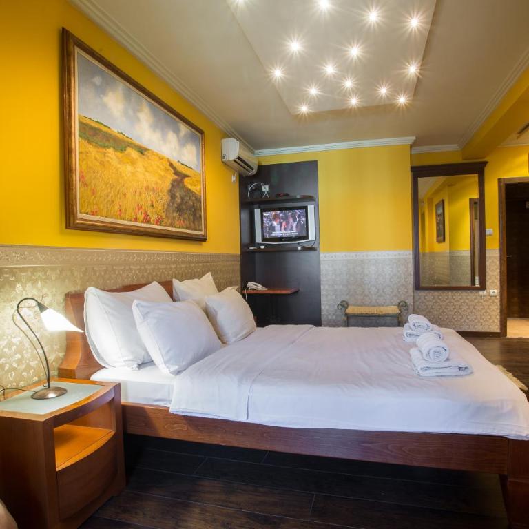 Garni Hotel Garson-Lux NS - Trokrevetna Soba - 1