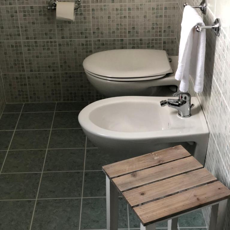 Dimora Le Ginestre Adults Only - Camera Matrimoniale con Vista Piscina - 9