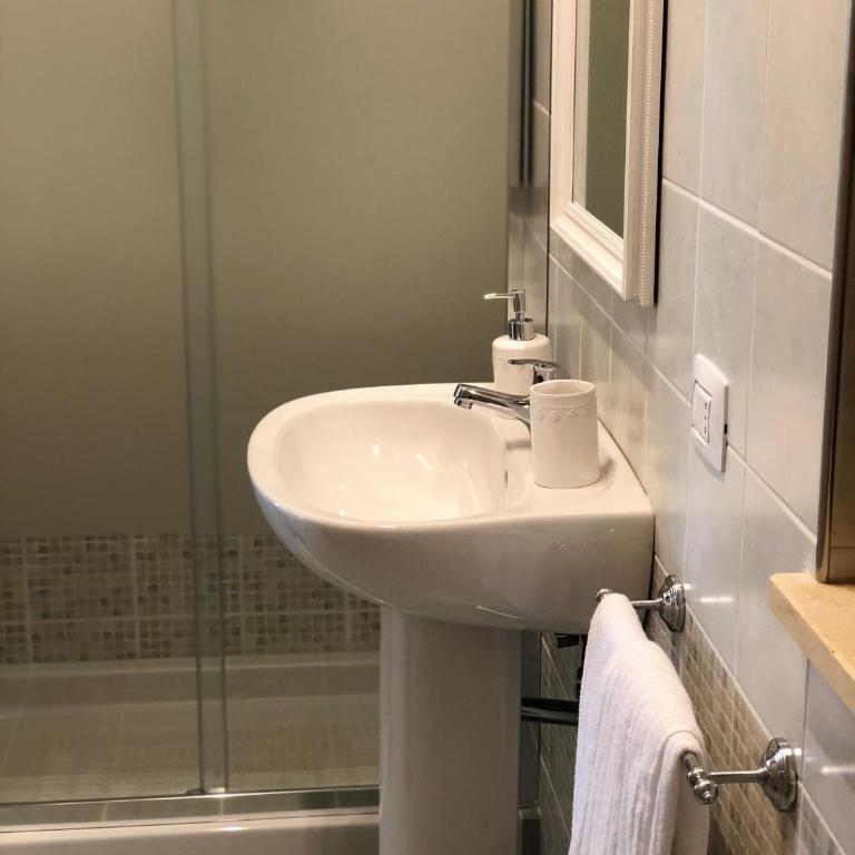 Dimora Le Ginestre Adults Only - Camera Matrimoniale con Vista Piscina - 2