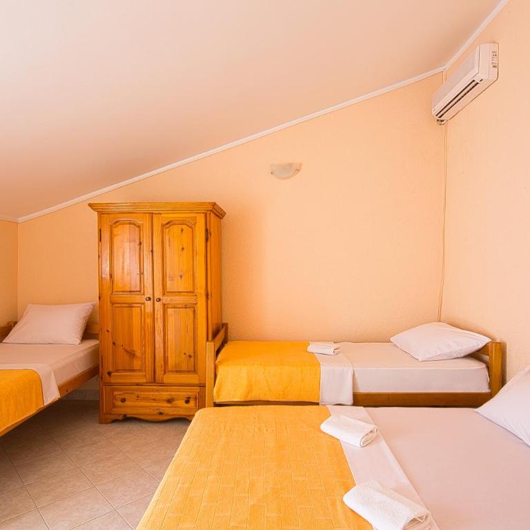 Apartmani Mihailovic - Family Room with Private Bathroom - 1