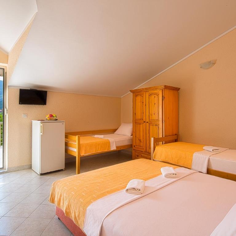 Apartmani Mihailovic - Family Room with Private Bathroom - 4
