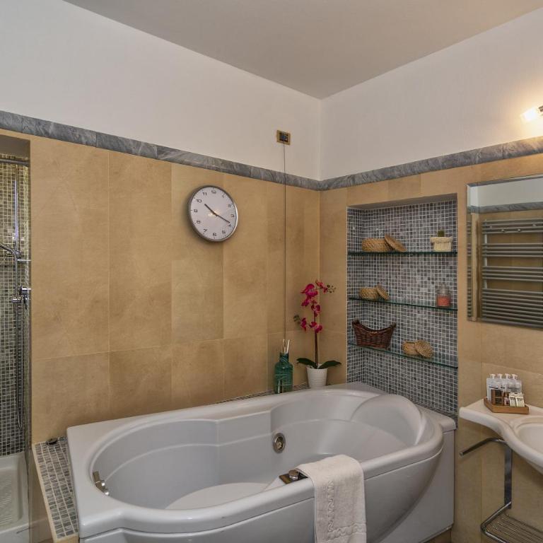 Lauri Loft Boutique Rooms - King Room with Spa Bath - 4