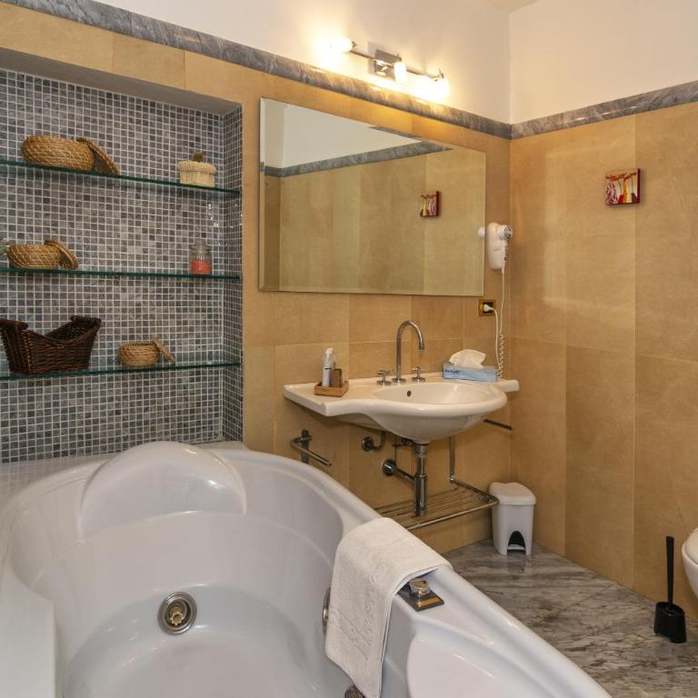 Lauri Loft Boutique Rooms - King Room with Spa Bath - 5