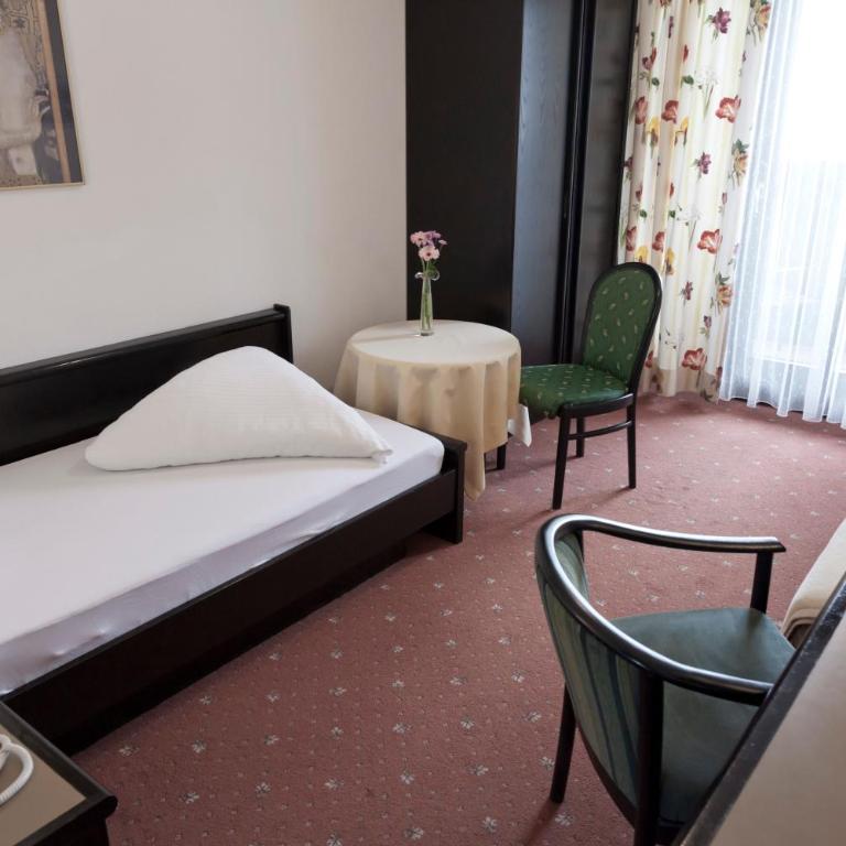 Hotel Neue Burg - Einzelzimmer mit Balkon - 4