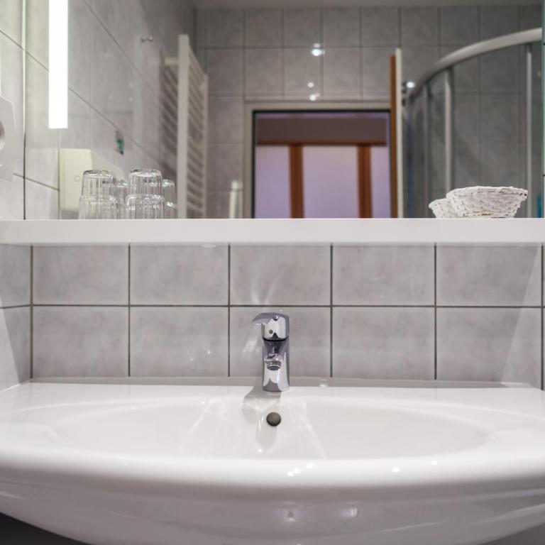 Seehotel Vinzenz - Deluxe Doppelzimmer mit Balkon und Seeblick - 12