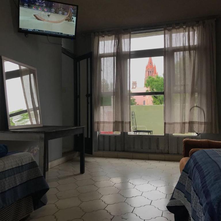 Casa Antaña - Family Room with Balcony - 2