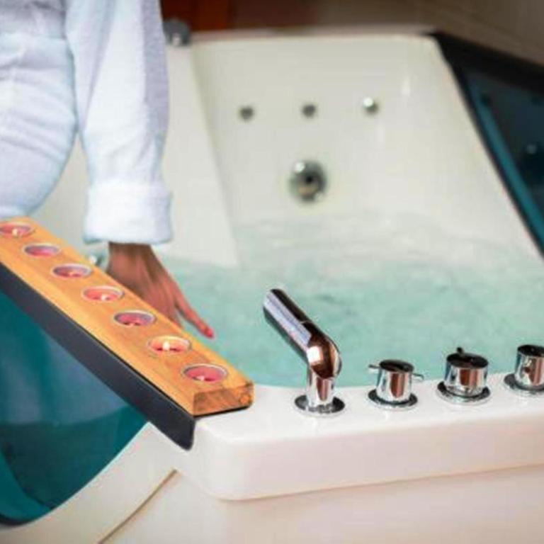 Hotel Junior - Suite with Spa Bath - 2