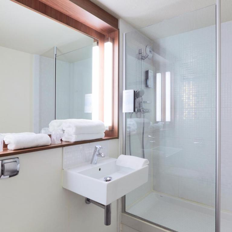 Campanile Chambéry - Standard Double Room with One Single Bed - Up to Ten Years - 2