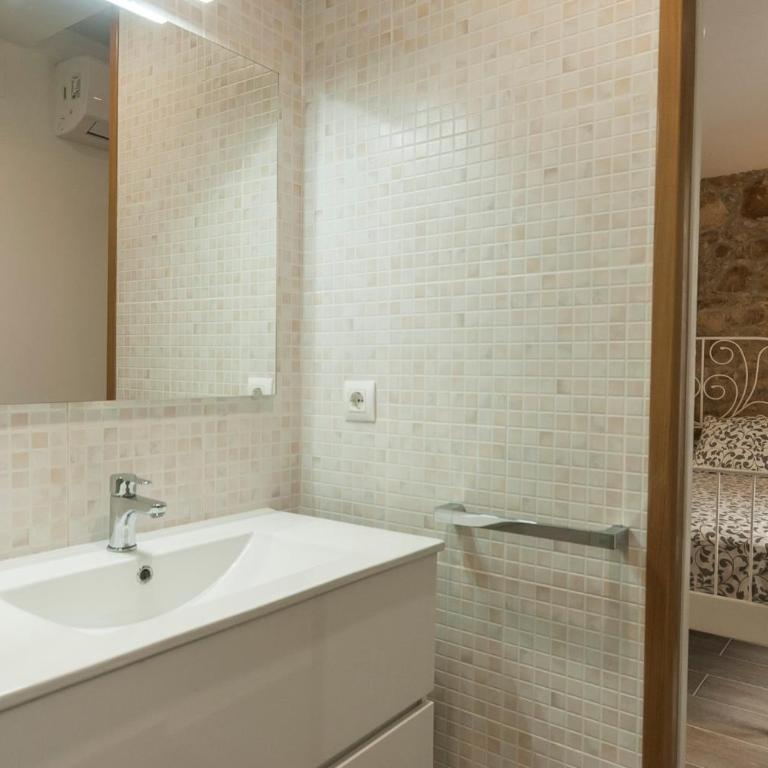 Lets Holidays NICE LOFT IN THE CENTER OF TOSSA - Estudio con 1 cama grande - 13
