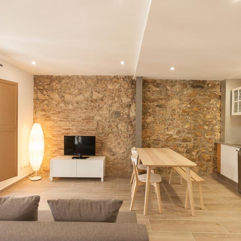 Lets Holidays NICE LOFT IN THE CENTER OF TOSSA - Estudio con 1 cama grande - 2