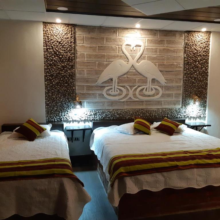 Hotel Cristales De Sal - Habitación con 2 camas individuales, baño privado y vistas a la ciudad - 4