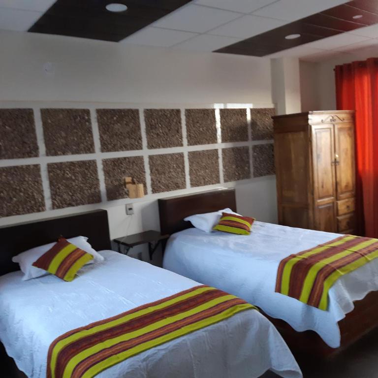 Hotel Cristales De Sal - Habitación con 2 camas individuales, baño privado y vistas a la ciudad - 2