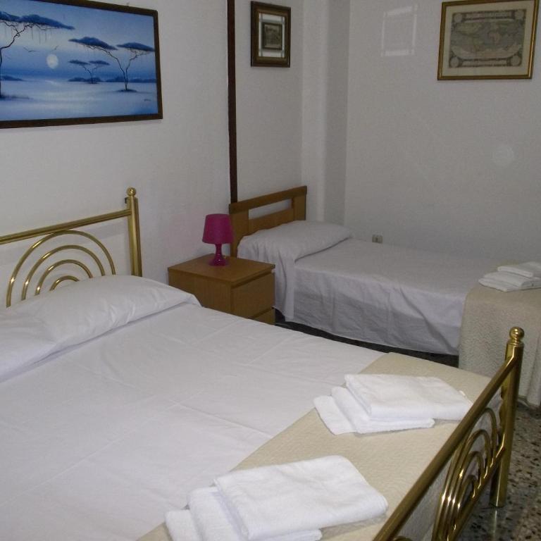 Victoria - Double or Twin Room with Private Bathroom - 3