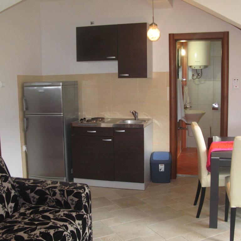 Apartments Ivetić - One-Bedroom Apartment with Balcony - 11