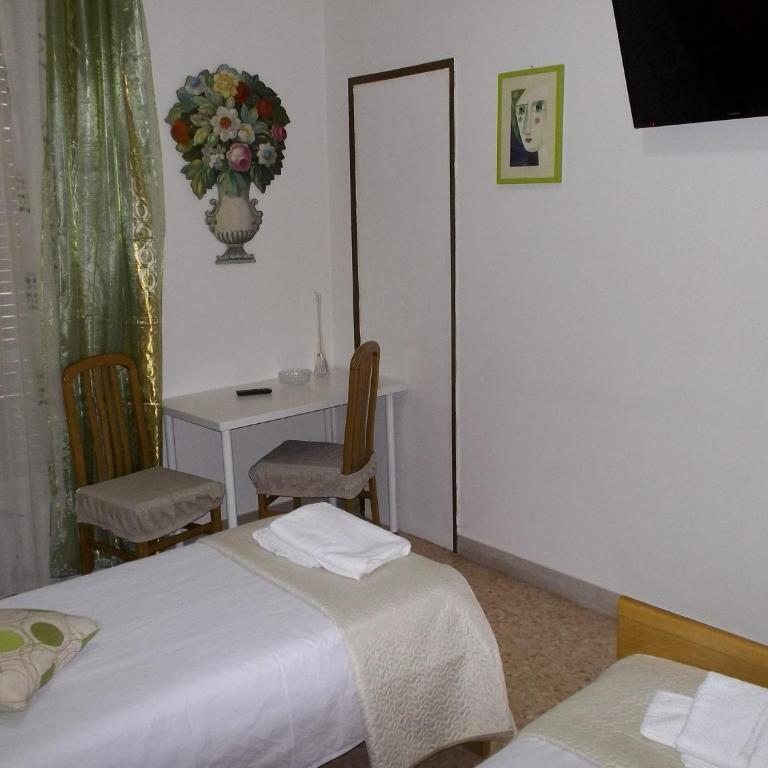 Victoria - Double Room with Private Bathroom - 2