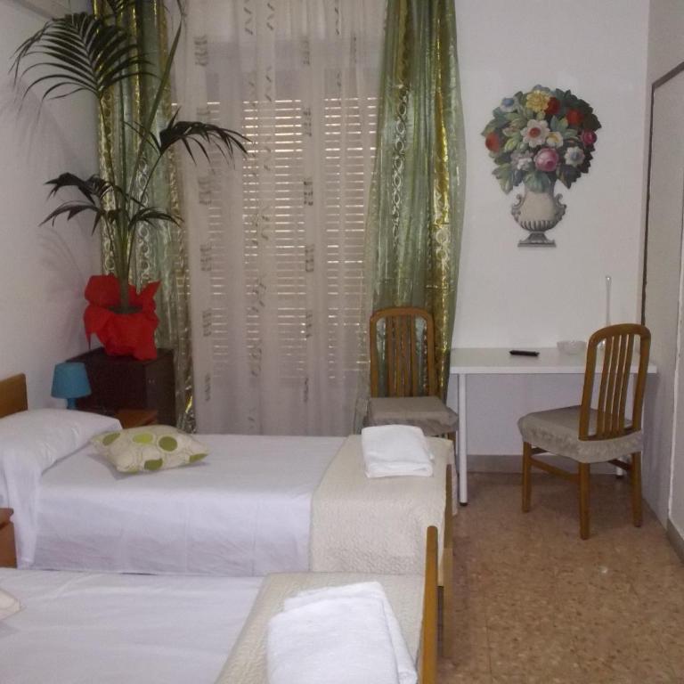 Victoria - Double Room with Private Bathroom - 5