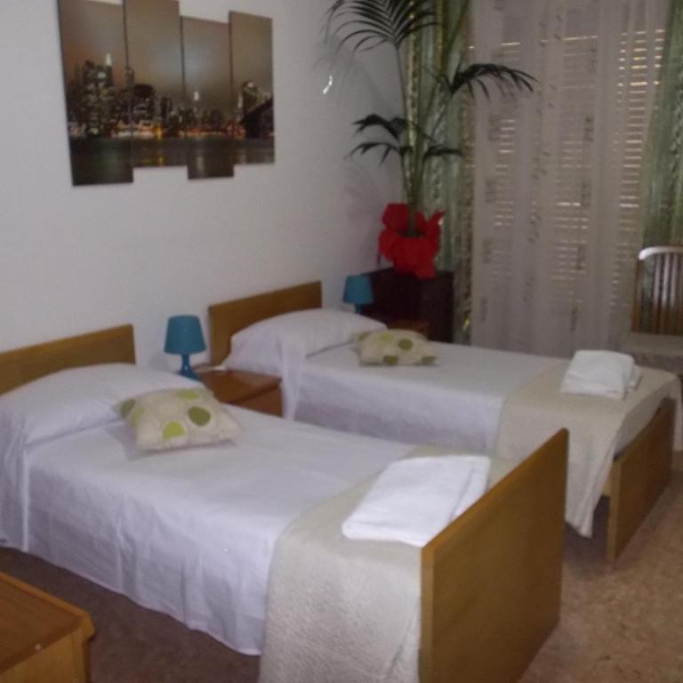 Victoria - Double Room with Private Bathroom - 6