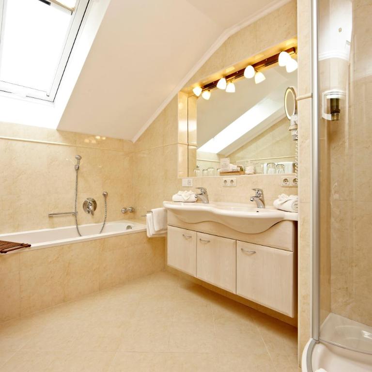 Staudacherhof in Garmisch-Partenkirchen I Blick aufs Zugspitzmassiv I einzigartige Bayurvida Küche - Junior Suite - 4
