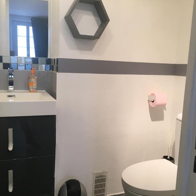 Le Suffren, studio classé ventilé ,wifi, à 100 m de la plage - Apartment - 16