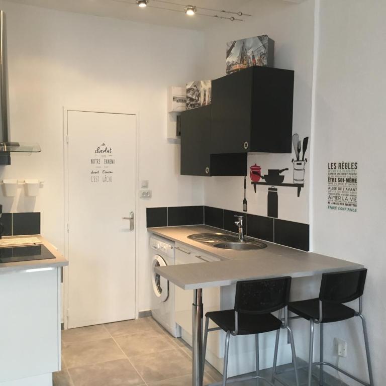 Le Suffren, studio classé ventilé ,wifi, à 100 m de la plage - Apartment - 8
