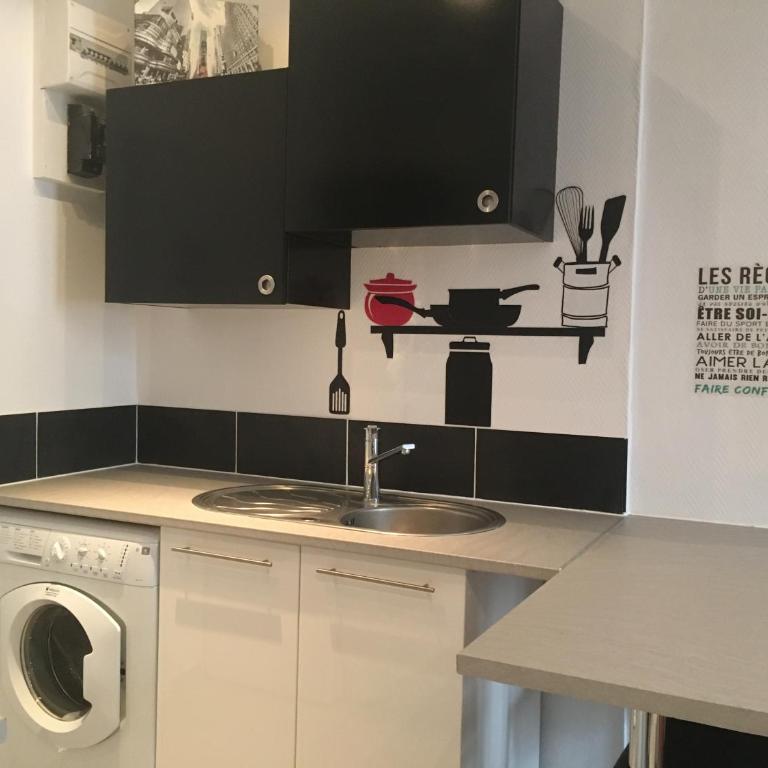 Le Suffren, studio classé ventilé ,wifi, à 100 m de la plage - Apartment - 11
