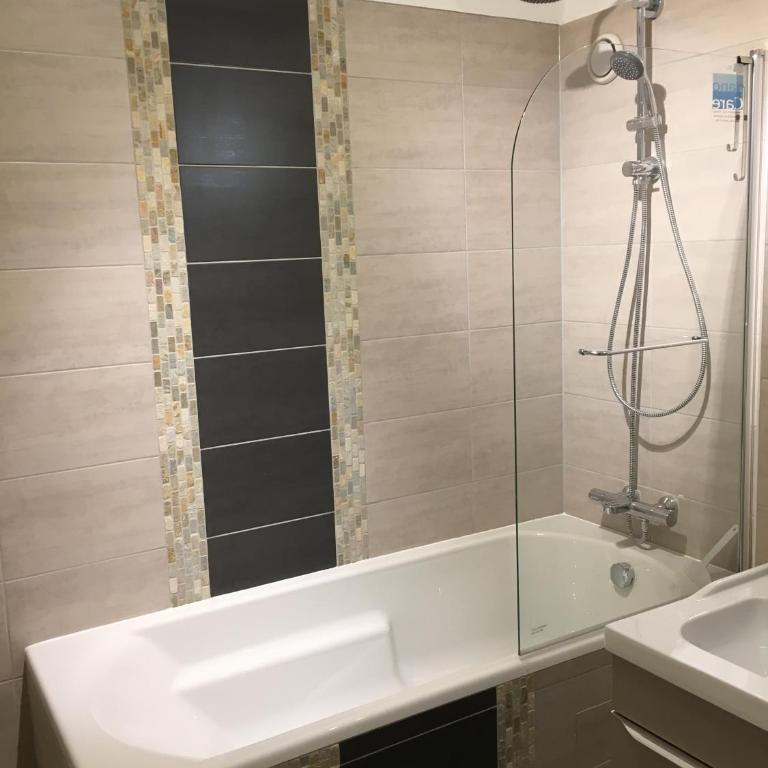 BedinReims "burgundy bottle" 110m2 Exceptional, 4 chambres doubles, 2 bain, free park & wifi, tout équipé - Appartamento - 44