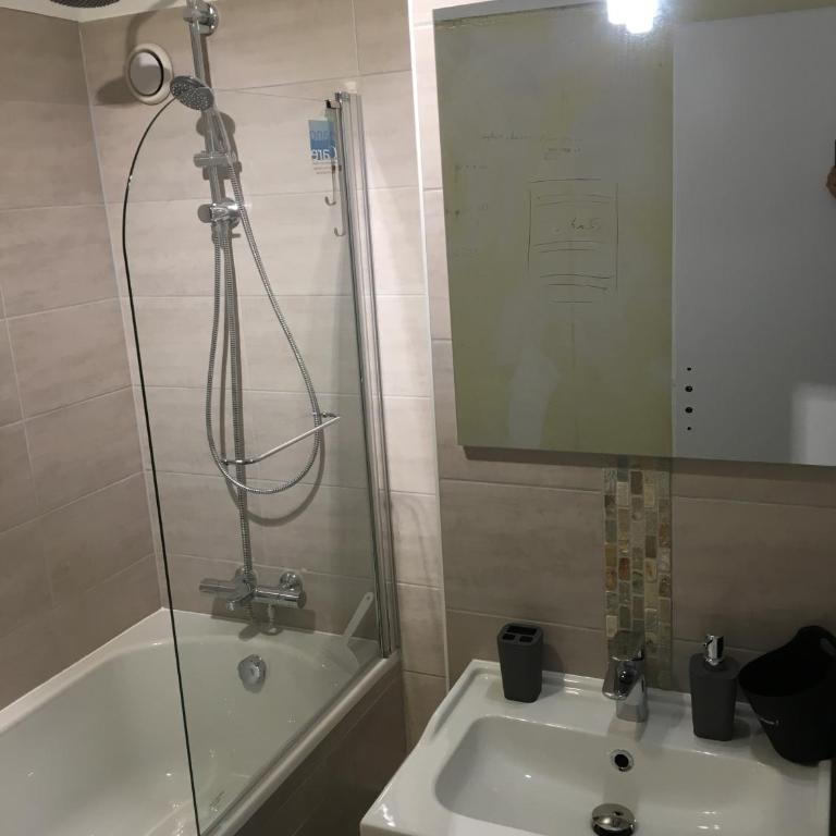 BedinReims "burgundy bottle" 110m2 Exceptional, 4 chambres doubles, 2 bain, free park & wifi, tout équipé - Appartamento - 46