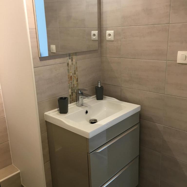 BedinReims "burgundy bottle" 110m2 Exceptional, 4 chambres doubles, 2 bain, free park & wifi, tout équipé - Appartamento - 45