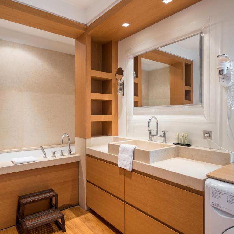 Honorê - Suites Bellecour - Suite Junior 1 Chambre (3 Adultes) - 28 Place Bellecour - 9
