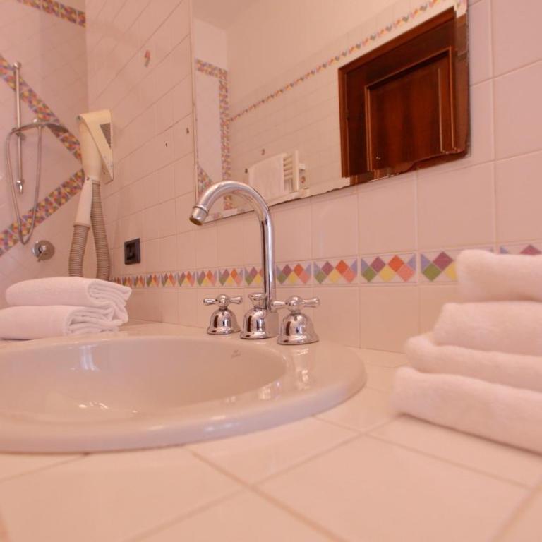 B&B Domus Sirmione - 2 Camere Matrimoniali Comunicanti - 10