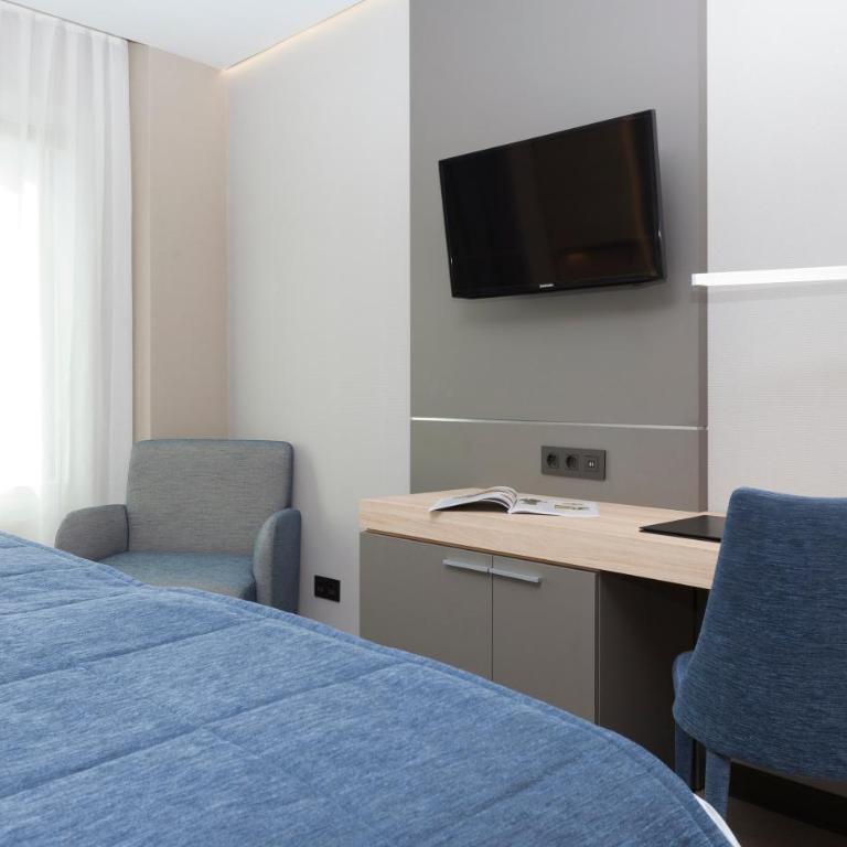Hotel Liabeny - Deluxe Double Room with King Bed - 6