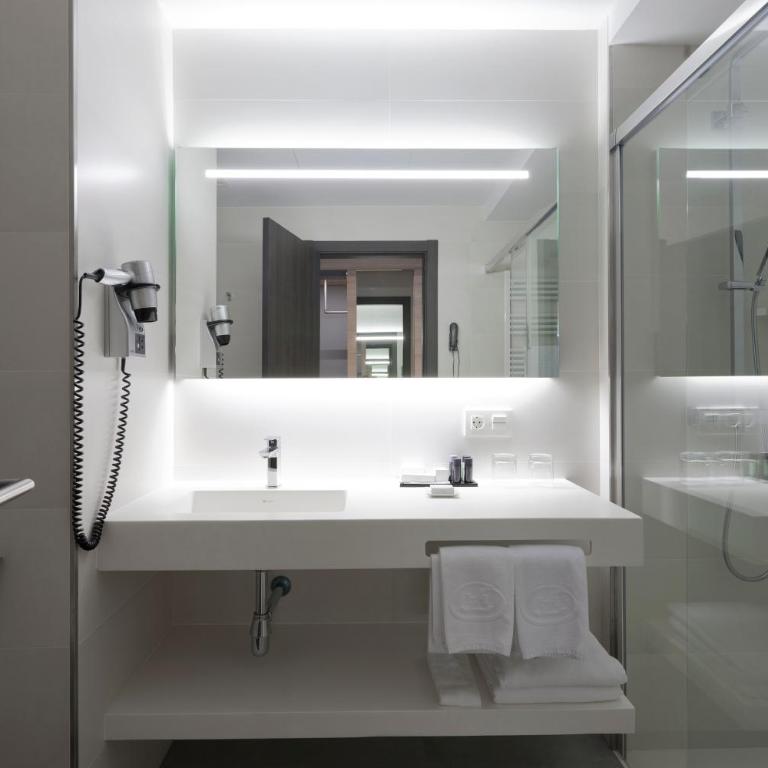 Hotel Liabeny - Deluxe Double Room with King Bed - 12